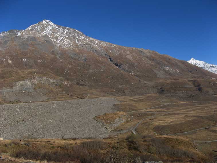 Vista da SW con le cime innevate dei monti Lamet e Rocciamelone