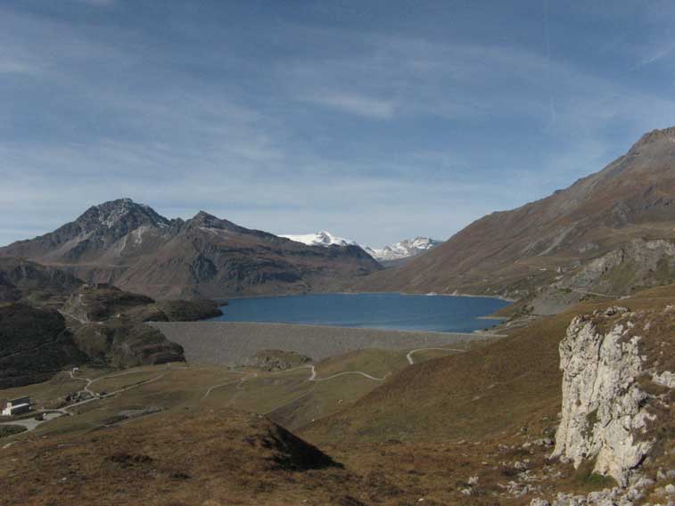 Vista dalla Batteria La Court,il sito della Batteria occasionale è il rilievo con la sommità erbosa alla base del muraglione