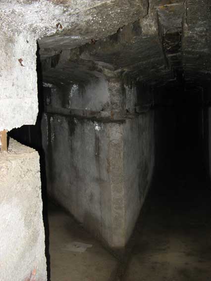 Intersezione a Y fra il corridoio principale e la diramazione a sx verso la casamatta 1,noi percorriamo quest'ultima