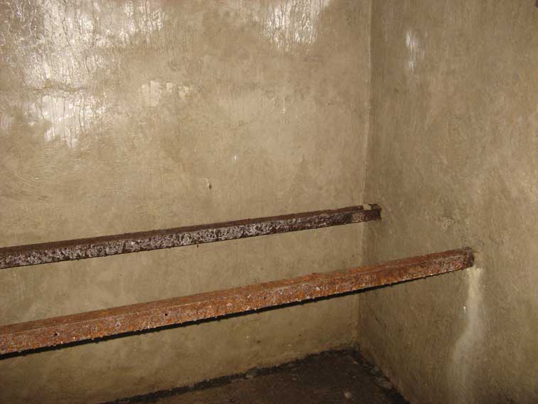 Le mensole di sostegno delle batterie