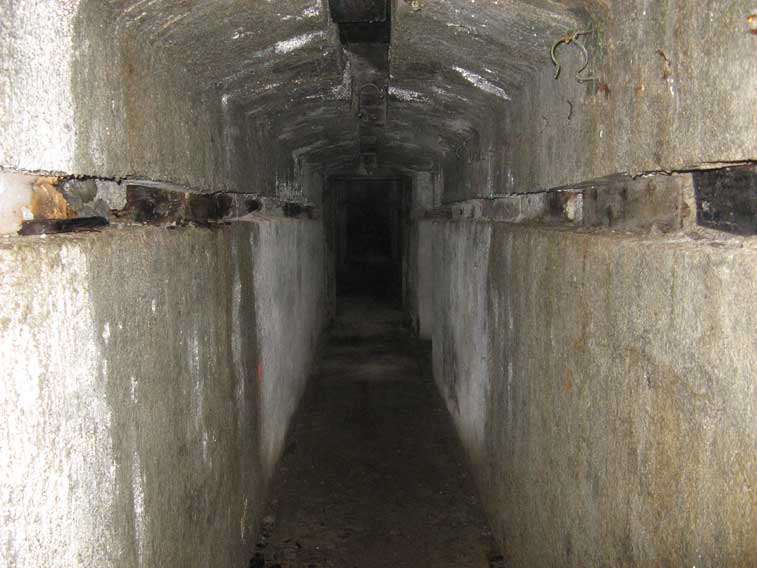 A dx del corridoio l'apertura del locale del gruppo elettrogeno