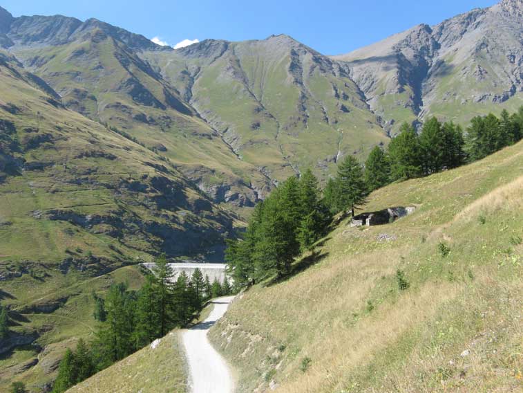 Al centro a dx l'ingresso del 63.Visibili la diga di Rochemolles e la strada che prosegue verso il Colle del Sommeiller