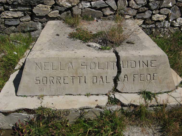 Il basamento del pennone della Bandiera con la scritta &quot;NELLA SOLITUDINE SORRETTI DALLA FEDE  30-7-1940&quot; in piccolo a dx del basamento è inciso XVIII che potrebbe essere inteso come Anno EF