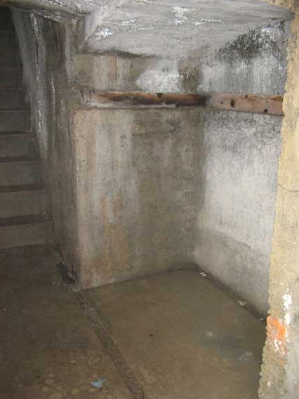 Il vano della riservetta munizioni e l'inizio della scala verso la casamatta 2