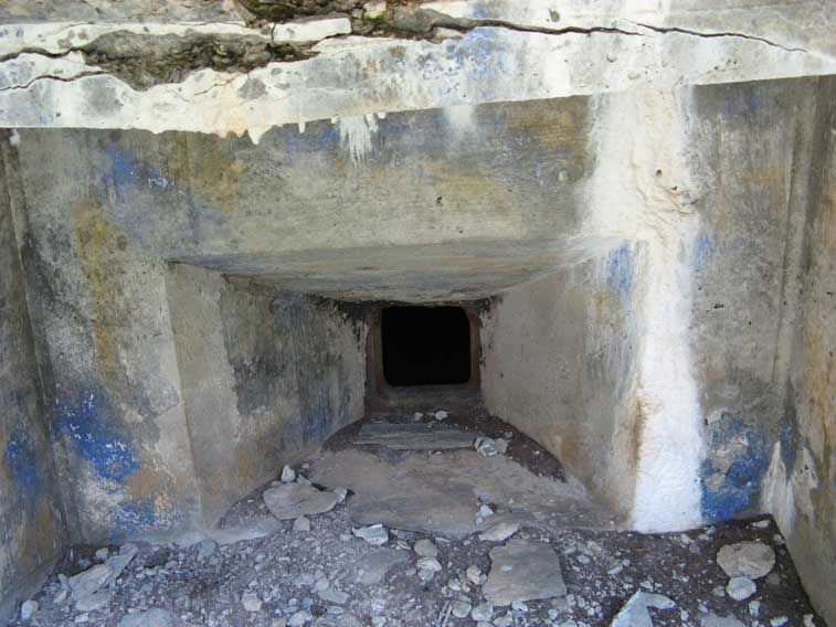 La cannoniera dell'arma 1 vista dall'esterno,risultano evidenti i resti della tinteggiatura mimetica