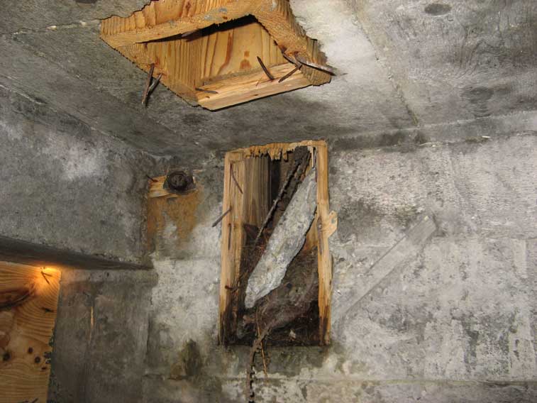 All'inerno della casamatta sono rimaste le armature in legno per nicchie e aperture.Si può notare l'ottima qualità del legname impiegato
