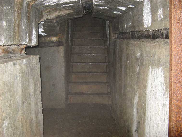 L'inizio della scala in muratura verso la casamatta 1.A sx il vano della riservetta munizioni