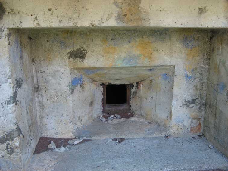 Anche sulla cannoniera dell'arma 2 rimangono tracce della tinteggiatura mimetica