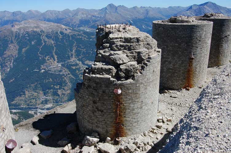 Primo piano sulla torre n.3 la più danneggiata