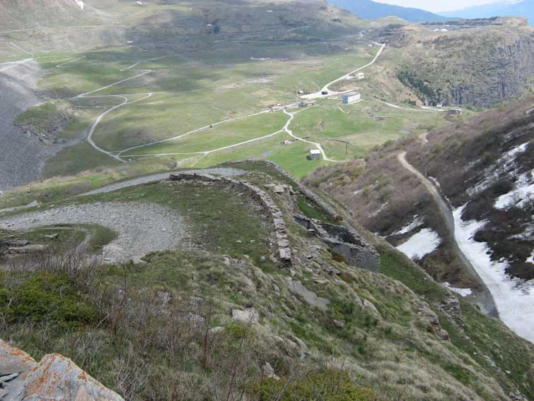 La diramazione verso la polveriera vista dall'alto.Si può notare ormai privo della copertura il fabbricato che ospitava il personale