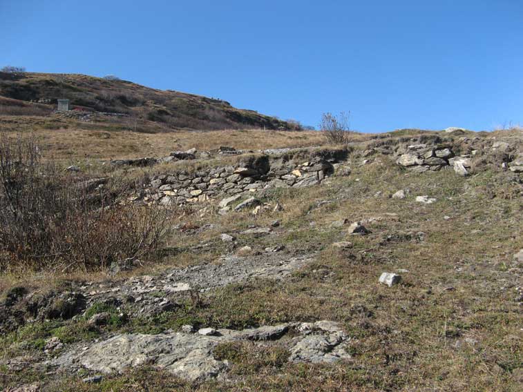I resti del parapetto della postazione a valle