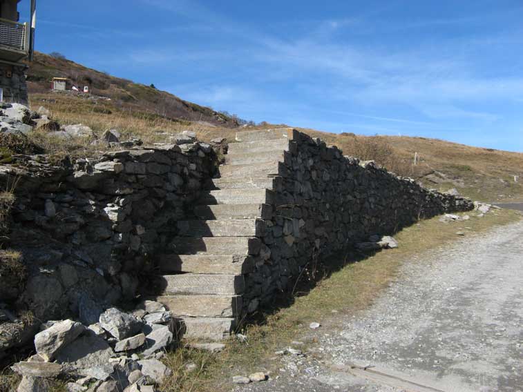 Particolare della scala di accesso e del muro