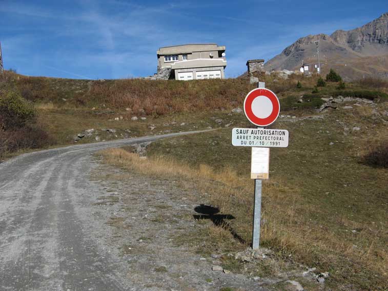 Risaliamo ora verso il sito della Batteria.L'edificio visibile di fronte a noi è stato realizzato esattamente sul sito delle postazioni a monte della Batteria