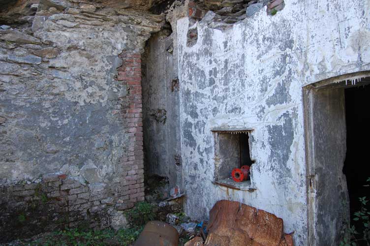 A dx l'ingresso della parte in caverna
