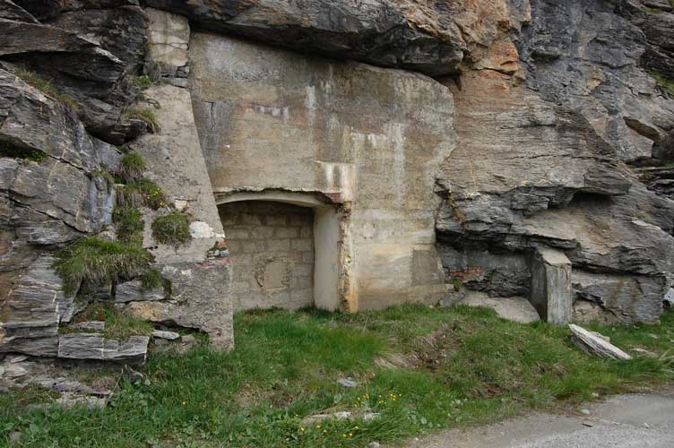 Quì era ubicato il magazzino polveri,con la realizzazione del Ricovero Varisello(Vallo Alpino)venne ricavato il primo,dei quattro ingressi,del medesimo