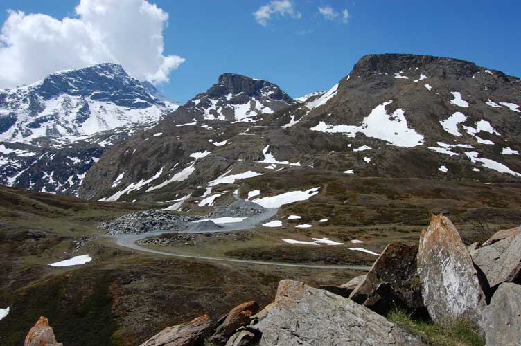 Uno sguardo all'esterno sulla Cima di Bard,Corna Rossa,Malamot e Frasere