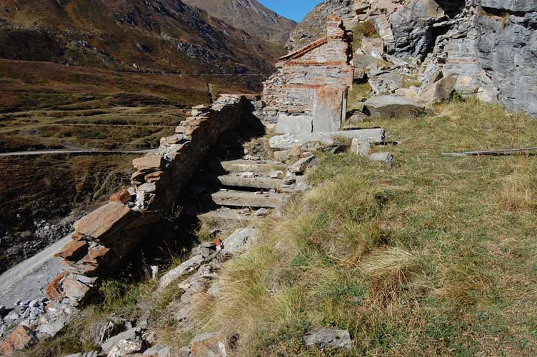 La scala in pietra che conduceva all'ingresso