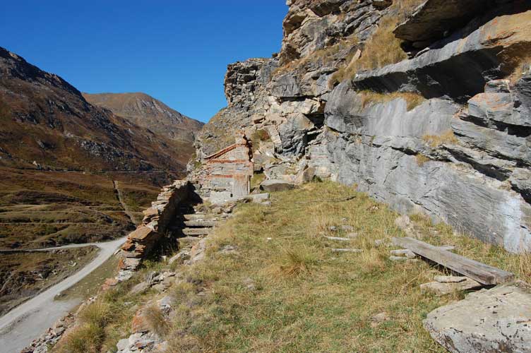 Verso la polverera.A sx la provenienza del sentiero(Ormai franato e impercorribile) che collegava la medesima alla strada della Pattacroce