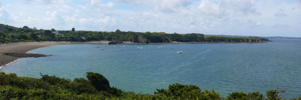Una panoramica sulla spiaggia, dove sullo sfondo si intravedono le 3 gobbe delle batterie