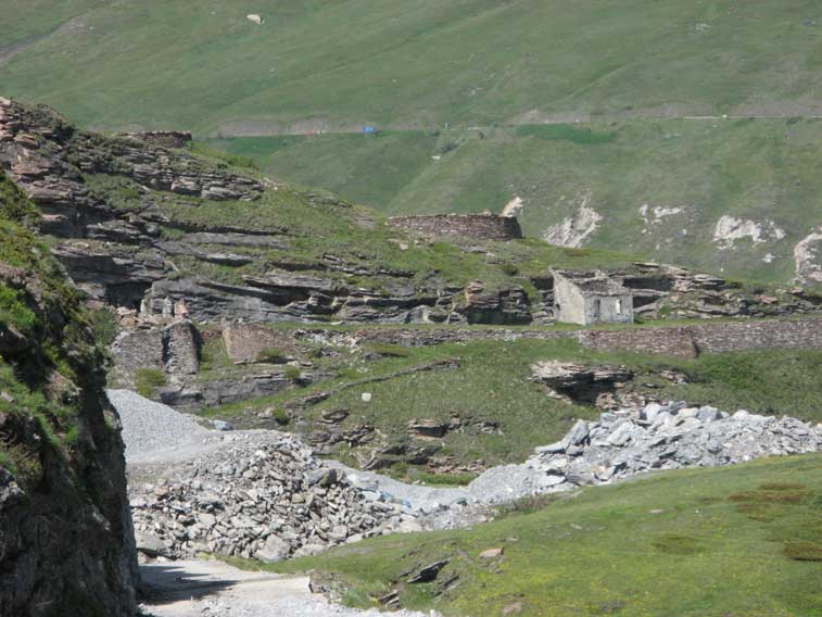 22 giugno 2012-Il sito della polveriera visto dalla strada del Malamot