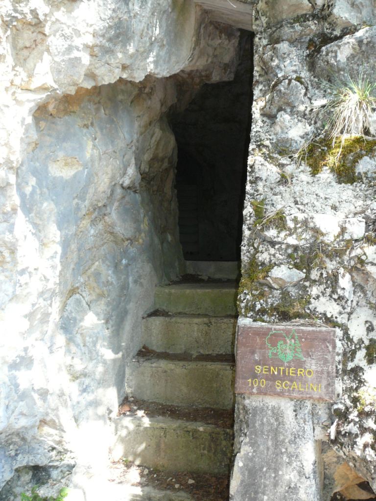 Ridiscendendo dal colle, non potevamo mancare di risalire i &quot;100 scalini&quot;, una lunga galleria in salita, senza uscita