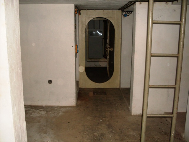 PIANO SUPERIORE<br />a dx scala a chiocciola per piano inferiore, scaletta cupola, sullo sfondo generatore a sx
