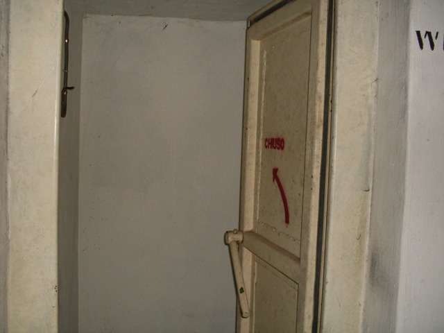 tra le stanze generatore e la cupola, wc e docce