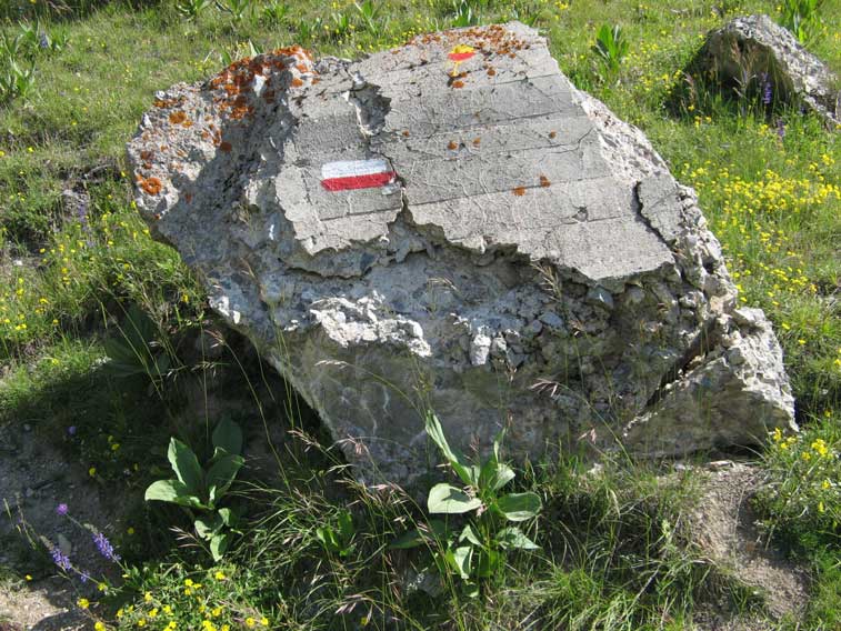 Postazione 114-Questo blocco in calcestruzzo è stato utilizzato pewr apporvi il segnavia per Rocca Clarì