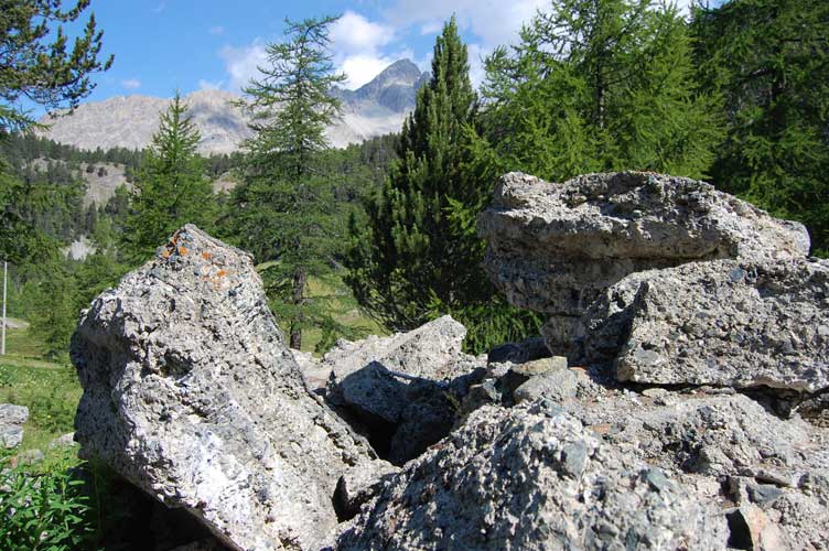 Postazione 113-Sullo sfondo dei ruderi la cima dello Chaberton