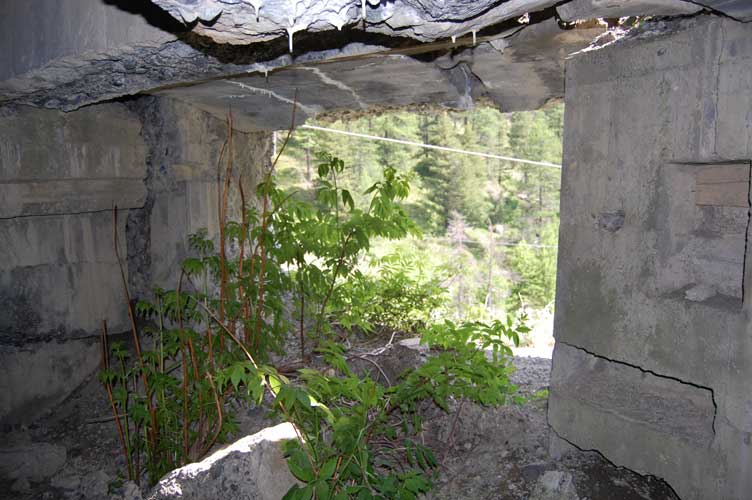 Postazione 122-Feritoia verso la Valle Gimont