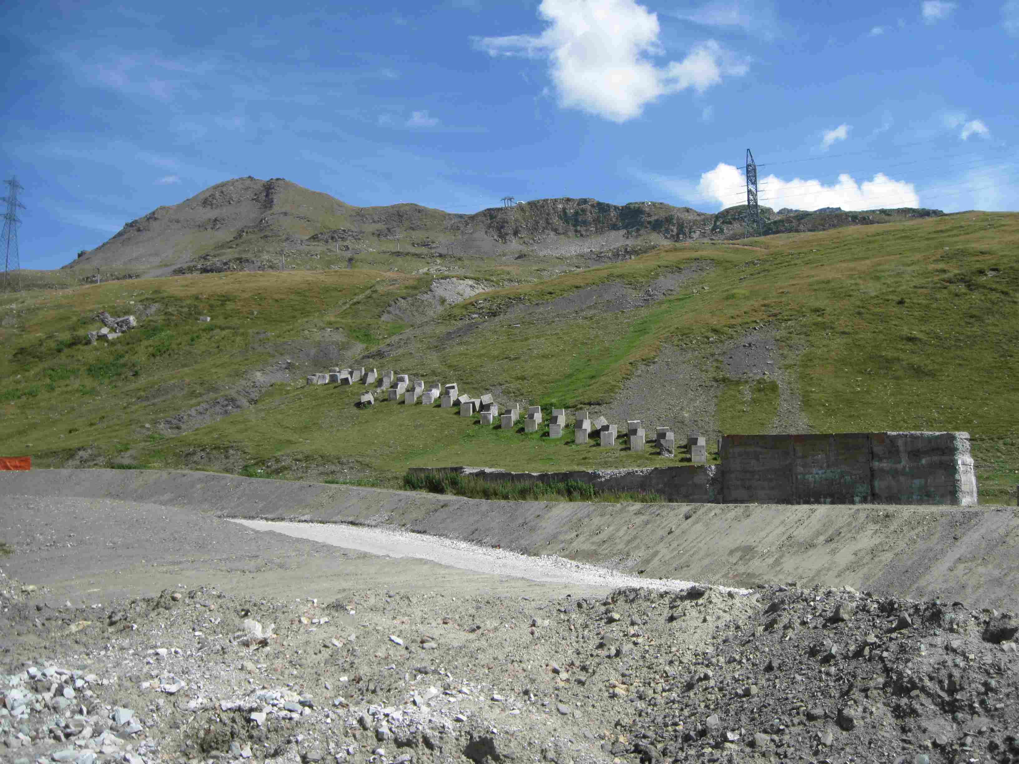 86 r altra veduta dello stesso soggetto: i lavori credo riguardino una deviazione della strada che attraversa un presunto parco archeologico di epoca preromana