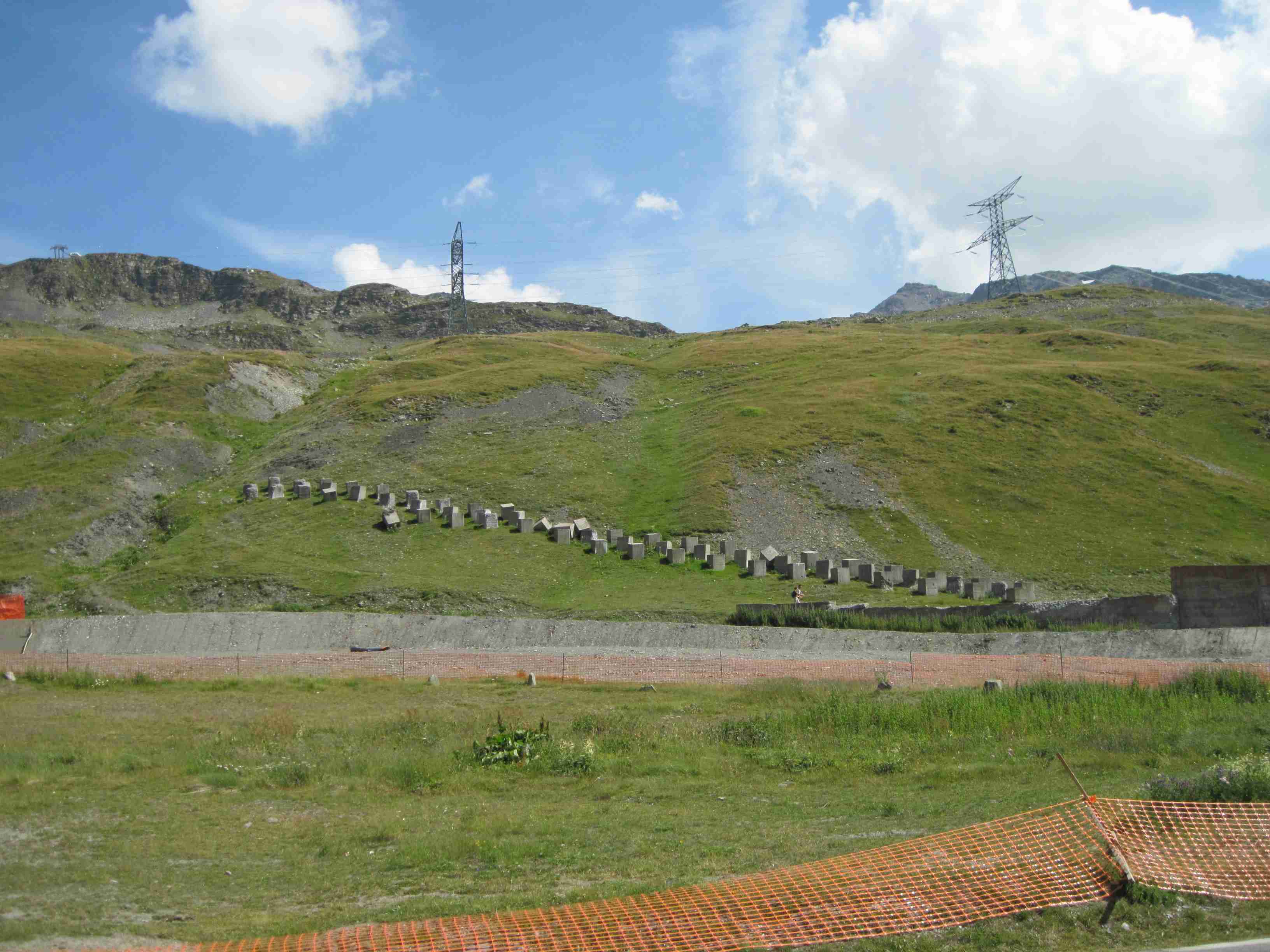84 r siamo nell’attuale territorio francese, in alto i tralicci che portano energia elettrica in Italia