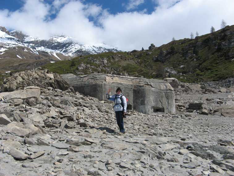 7 maggio 2012-Prima escursione in fondo lago,il Centro 19 non è ancora toccato dalle acque,si può tranquillamente passeggiare sul fondo.Un CIAO a tutti da Graziella