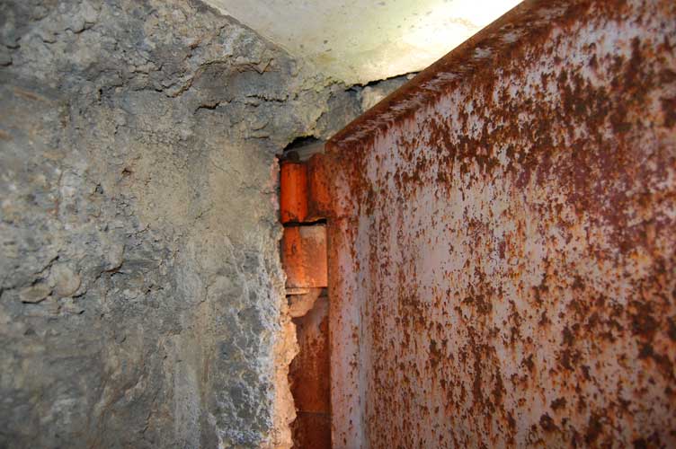 Il cardine superiore della porta blindata
