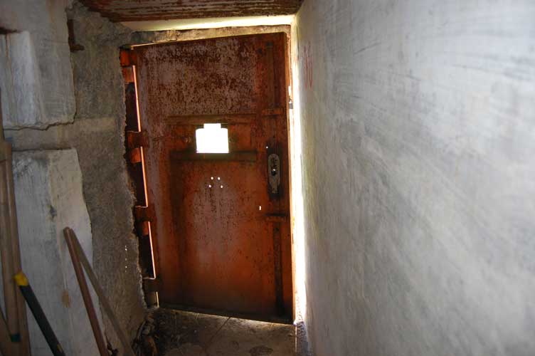La porta blindata dell'ingresso vista dall'interno,si apre e si chiude ancora regolarmente