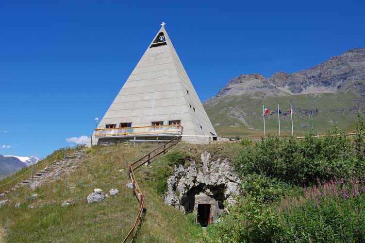 L'ingresso del Ricovero F ubicato esattamente sotto la Chiesa piramidale