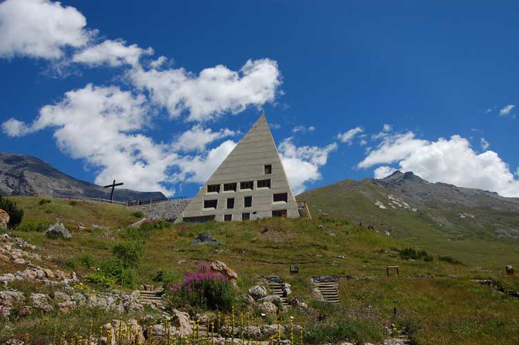 La Chiesa piramidale vista dal giardino alpino.Sullo sfondo il monte Lamet
