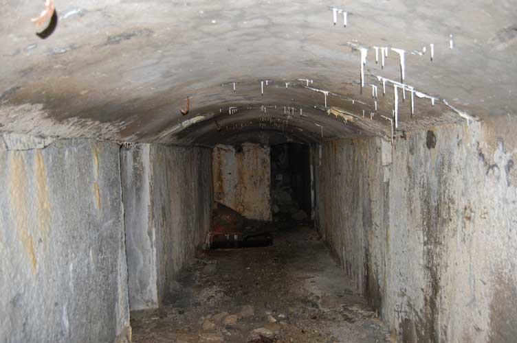Il Ricovero A visto dal gruppo elettrogeno.A sx la diramazione verso l'uscita di emergenza e la fossa della sorgente,il corridoio verso l'ingresso principale,le armi 3 e 4 e il corridoio S verso il Ricovero B