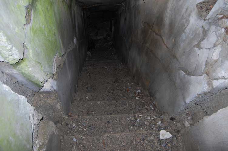La scala ingombra di detriti
