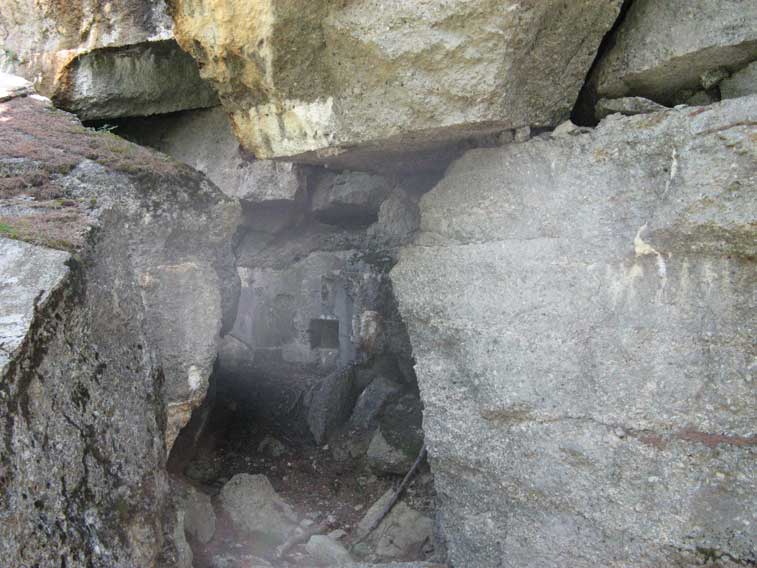 Fra le macerie si inizia ad intravedere una parvenza di fortificazione