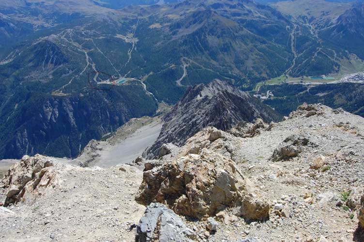 La Piana di La Coche vista dalla cima dello Chaberton.Il Centro 22 è ubicato al centro del cerchio rosso a sx del lago