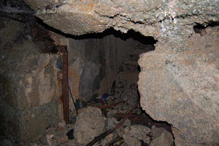 L'apertura della scala che conduce al malloppo binato da noi utilizzato per entrare