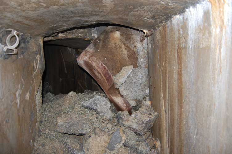 Particolare dell'anello e dell'esiguo passaggio verso l'ingresso principale e la torretta