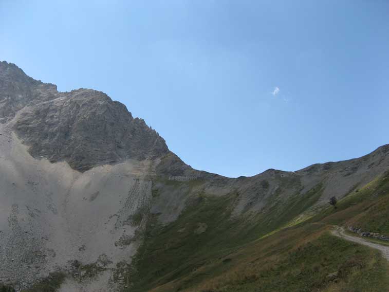 Il campo di tiro delle armi della Postazione.Sullo sfondo la conca della Mulattiera con il passo omonimo e la Caserma XVI