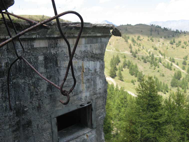 La facciata E della casermetta