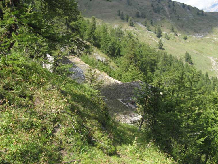 Visibile sullo sfondo la strada che conduce alla Mulattiera da noi percorsa prima di deviare a sx verso la casermetta