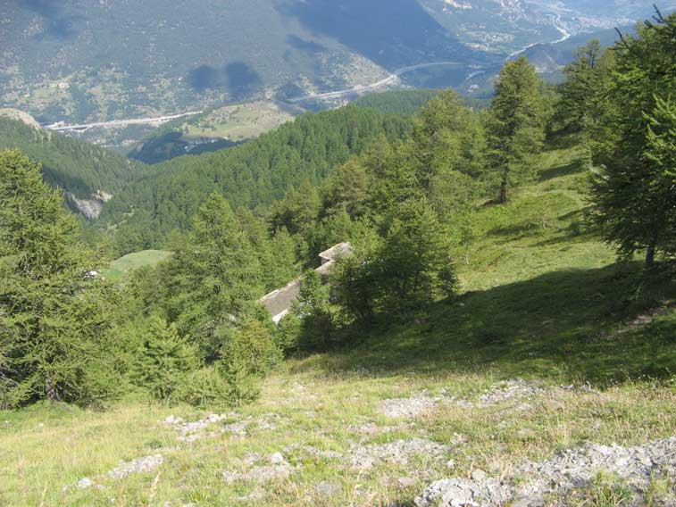 La casermetta è proprio sotto di noi,proseguiamo seguendo la traccia.Sullo sfondo a fondovalle l'autostrada Torino-Bardonecchia nei pressi di Beaulard