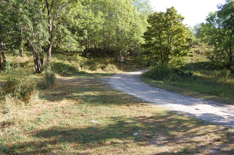 Il parcheggio del Forte Bramafam. nei pressi della chiesetta di S. Anna.Noi abbiamo parcheggiato l'auto quì