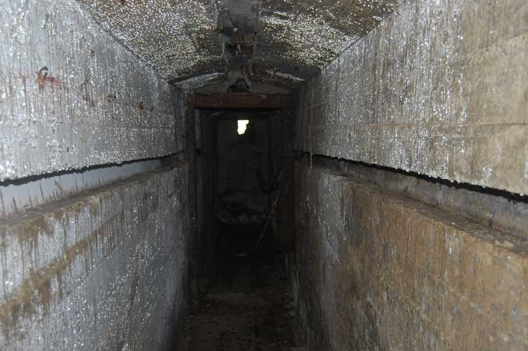 La tenue luce in fondo al corridoio ci indica che abbiamo raggiunto la casermetta