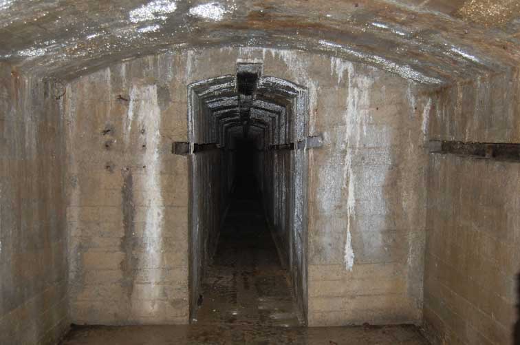 Questo piccolo locale ospitava probabilmente l'impianto di ventilazione.Questa deduzione è confortata dalle tracce rimaste sul muro che indicano la presenza di un quadro comando